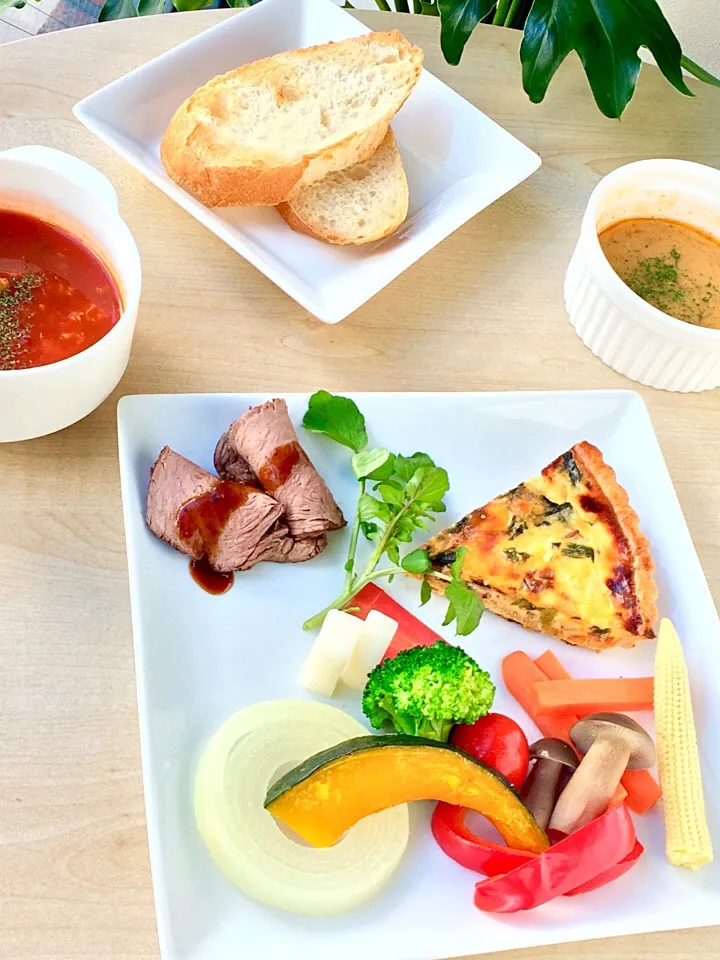 Boiled vegetables with Shrinp flavored bagna càuda sauce, 
Quiche and roast beef by 金曜日担当、なかむ珈琲
海老風味バーニャカウダーと温野菜、ローストビーフ、自家製キッシュ
すべて手作りだそうです！頂きます。|心斎橋  C Flat Cafeさん