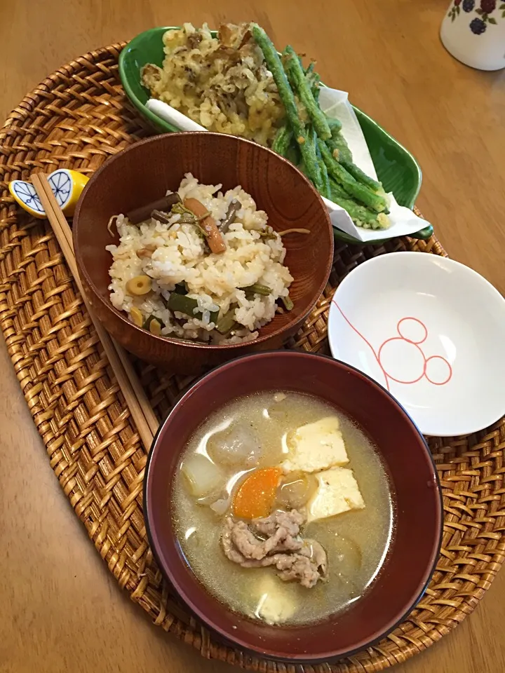 Snapdishの料理写真:山菜ごはん、豚汁、舞茸とインゲンの天ぷら|Yuriさん