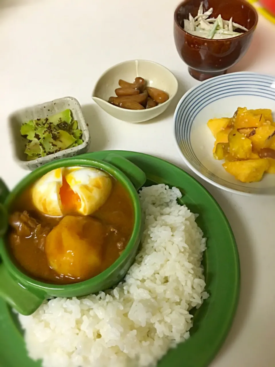 Snapdishの料理写真:金曜日の夜はカレーでしょ！な晩ご飯♡|ポヨーンさん