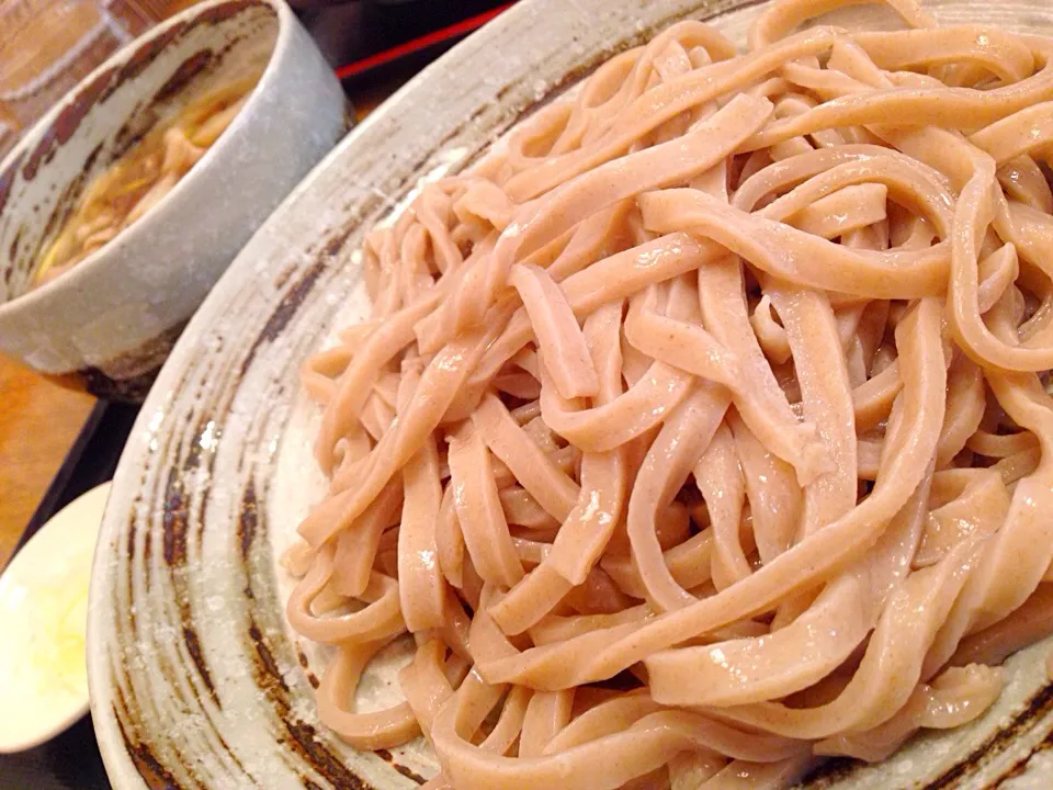 肉汁うどん @武蔵野うどん 一彩 千歳烏山
道に迷って発見したお店。どーしても気になって、上司連れて食べに行きました😋初武蔵野うどん、ゴリゴリうどん大好きな私は、大ヒット‼️すすれない、噛んで噛んで噛み締めて食べるうどんに、甘じょっぱい肉汁😍たまらなく美味しかったです❤️上司のきのこ汁うどんを一口いただきましたら、こち|アイさん