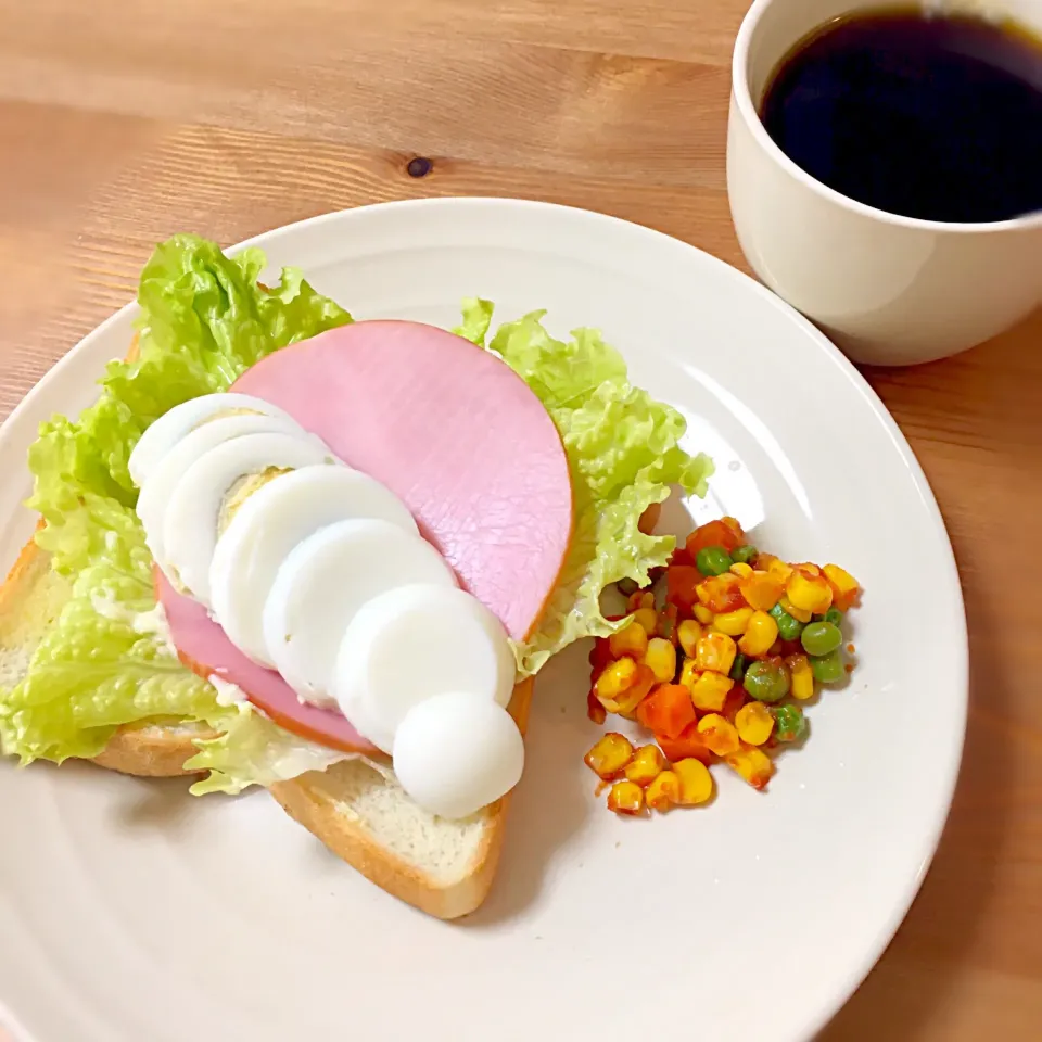 Snapdishの料理写真:1／15の朝食

ハム・タマゴ・レタスのせトースト
ミックスベジタブルのケチャップ炒め
コーヒー|Shirokoさん