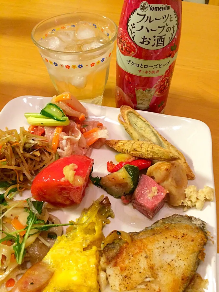 今日は色んなお惣菜と自分で作ったキッシュ、たらのムニエル、ごぼう揚げ。そして、フルーツとハーブのお酒(^^)
「酔いが醒めてもきっとあなたは美しい」✨✨そう願いながら今宵も呑んだくれます（≧∇≦）|美也子さん