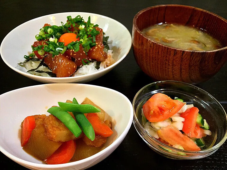 ⭐️トマトのサラダ
⭐️根菜と玉ねぎ天の煮物
⭐️マグロのユッケ丼
⭐️なめこと長ネギの味噌汁|よっちぃさん