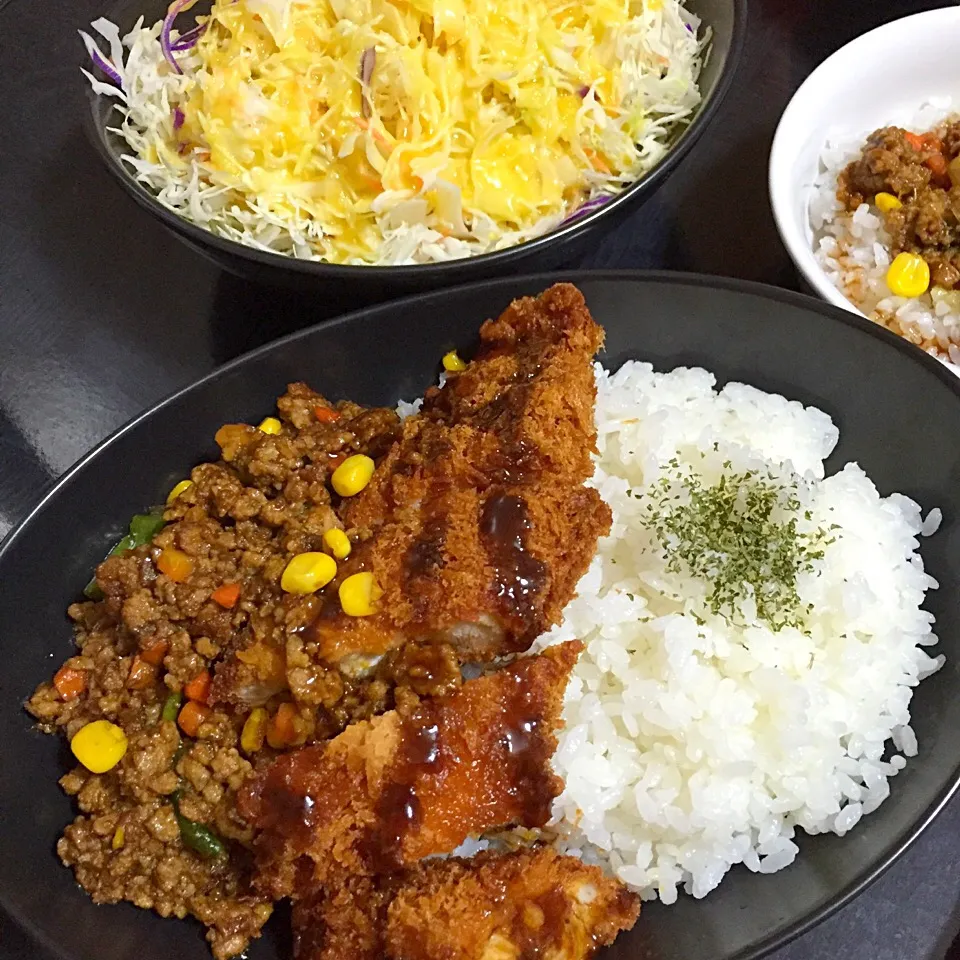 今日の晩ご飯は、簡単ドライカレー(旦那さんだけチキンカツ付き)、キャベツサラダ。|ゆえさん