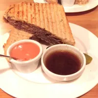 Snapdishの料理写真:French dip 😍

Slow roasted beef, sharp cheddar and au jus. Made with freshly multigrain tartine bread|geeさん