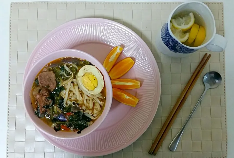 Breakfast: beef noodle, orange, lemonade.|Liciaさん