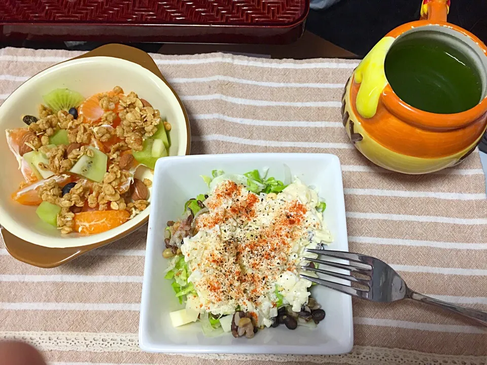 Snapdishの料理写真:朝食🍴
フルーツグラノーラとチーズサラダ⭐️|りかさん