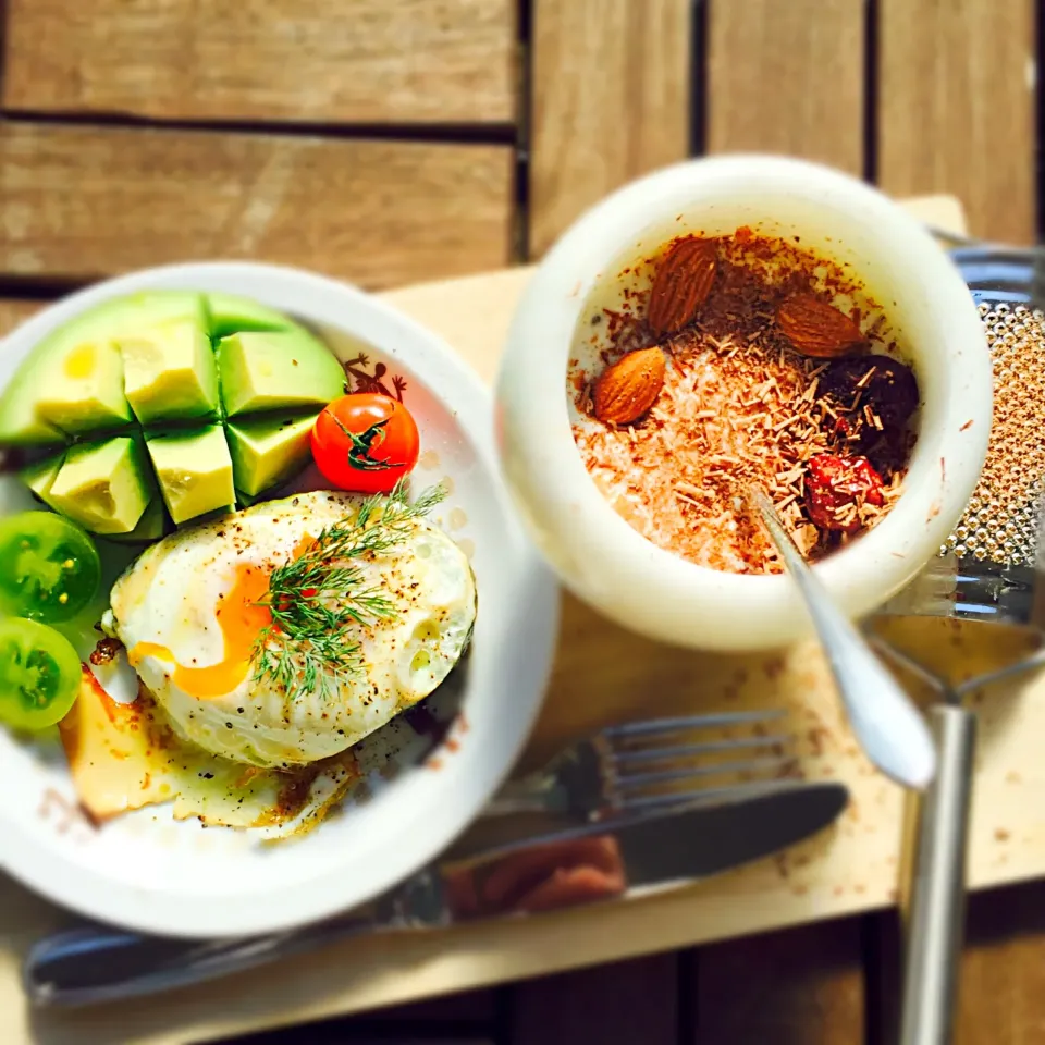 Snapdishの料理写真:A late breakfast features OMさんの料理 Fried egg in avocado|yeluさん