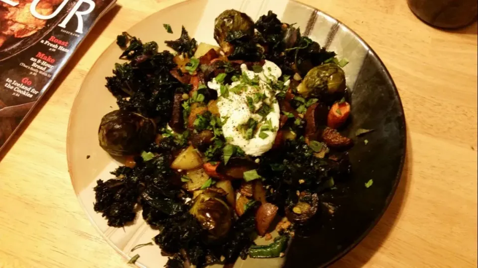 Roasted Root Veggies, Garlicky Kale, and Poached Egg|Christina Sasserさん