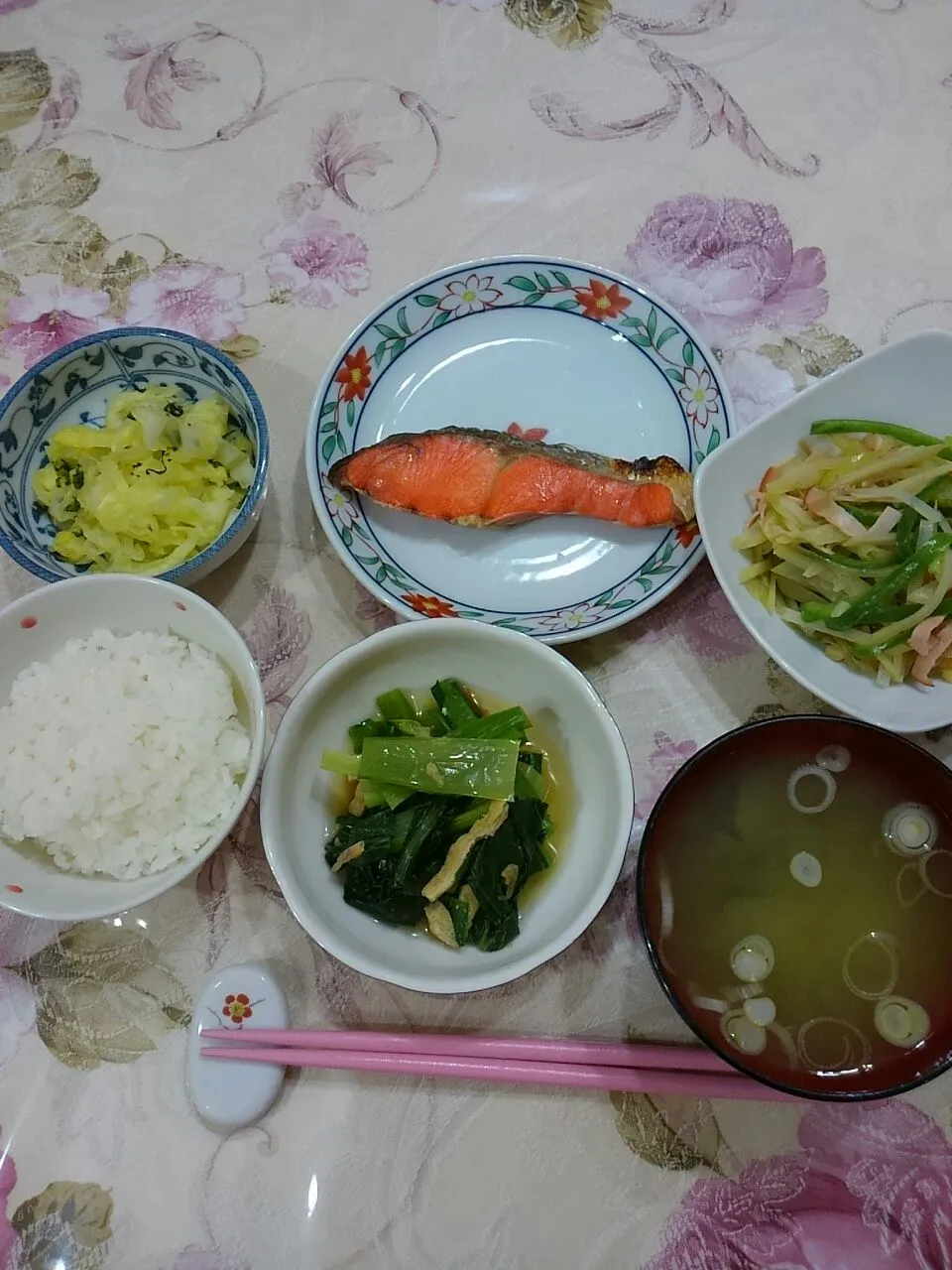 Snapdishの料理写真:焼き鮭😋ジャガイモのシャキシャキ炒め😊小松菜の煮浸し|たえさん