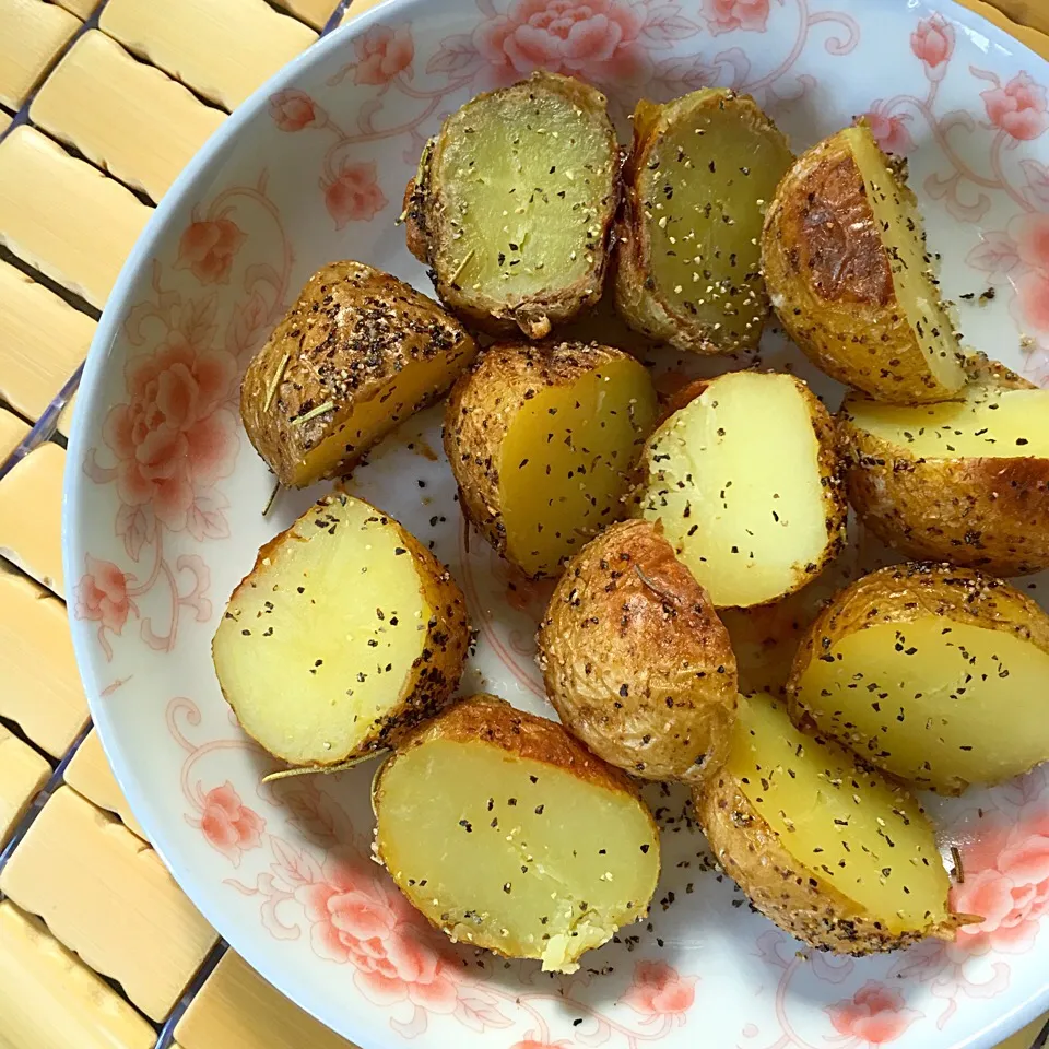 Baked potatoes with sea salt & rosemary|Trish Wongさん