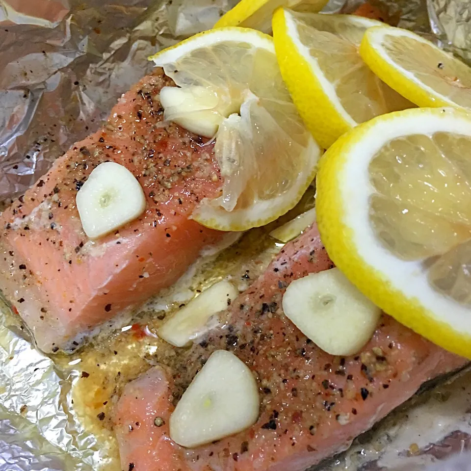 Baked salmon with garlic & pepper seasoning.|Trish Wongさん