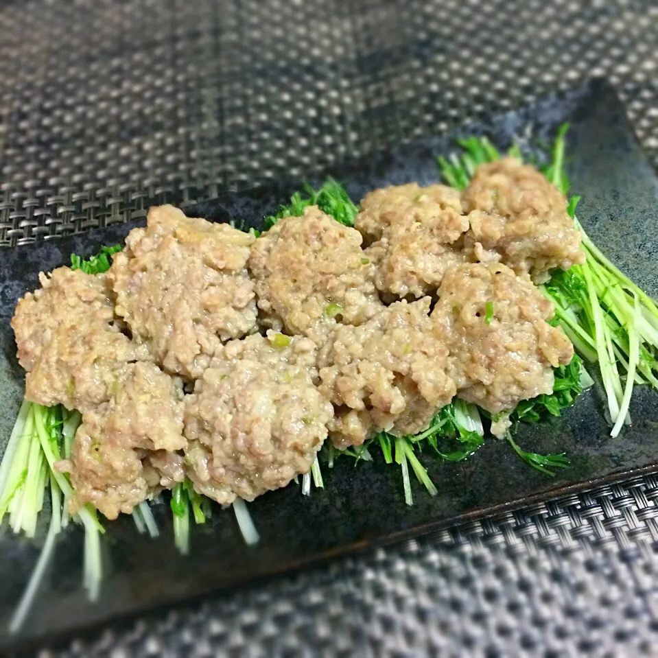 Snapdishの料理写真:白菜ローリーの残ったタネで肉団子〜しゃき茹で水菜にオン|あまねこ🌿さん