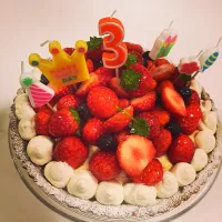 誕生日ケーキはいちごたっぷりタルトで🍓