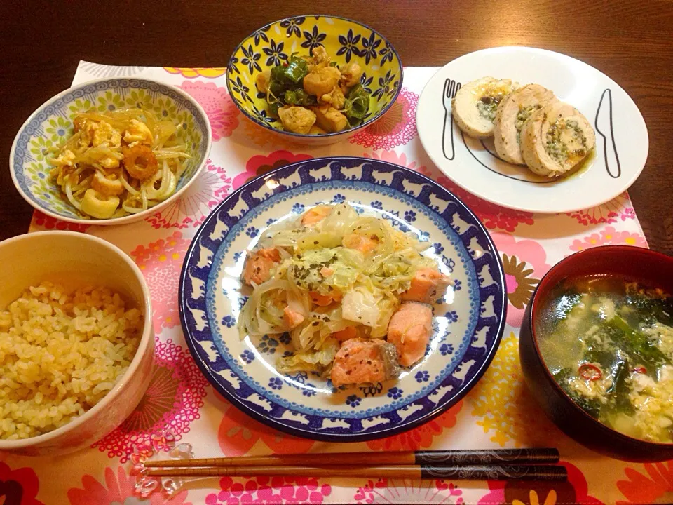 鮭とキャベツのレモン塩煮、ちくわともやしとたまごの柚子ポン胡椒炒め、チキンとキノコのロール、鶏肉とピーマンのガパオ風、わかめとたまごのスープ、発芽玄米|にゅきさん