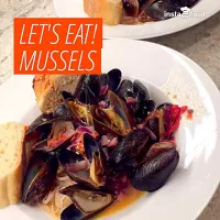 Snapdishの料理写真:Garlic and white wine mussels|Jessica Johnson Scheerhornさん