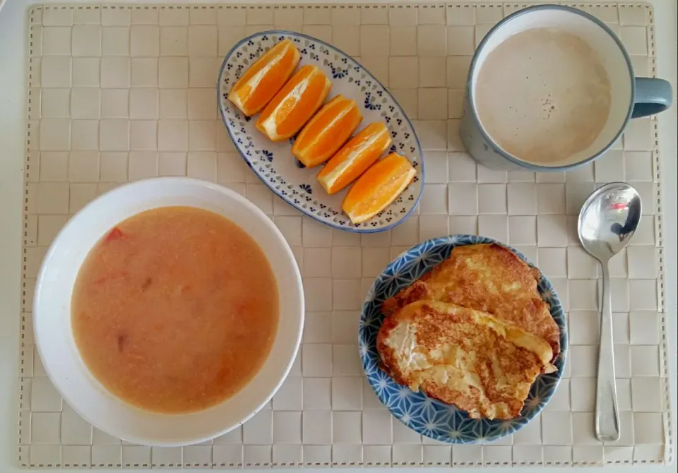 Breakfast: tomato cheese soup, french toast, orange, latte.|Liciaさん