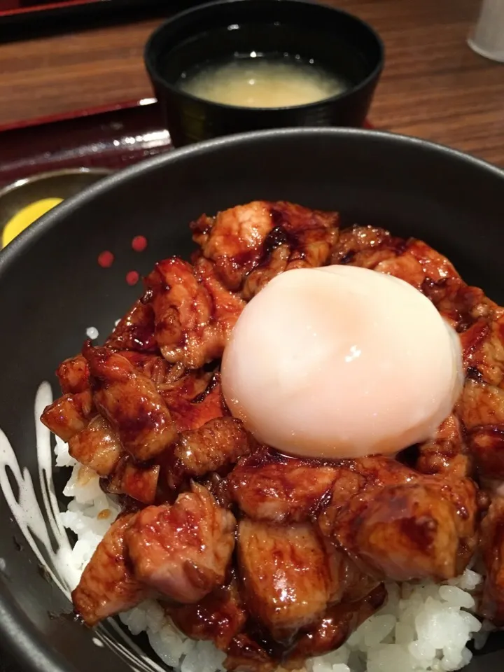 豚丼と温泉卵。Pork donburi with onsen egg@Shin Chitose airport|coxiella24さん