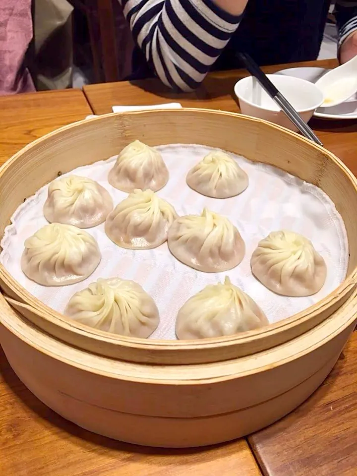 Snapdishの料理写真:Ding Tai Fung's pork soup dumplings (xiao long baos)|Emmaさん