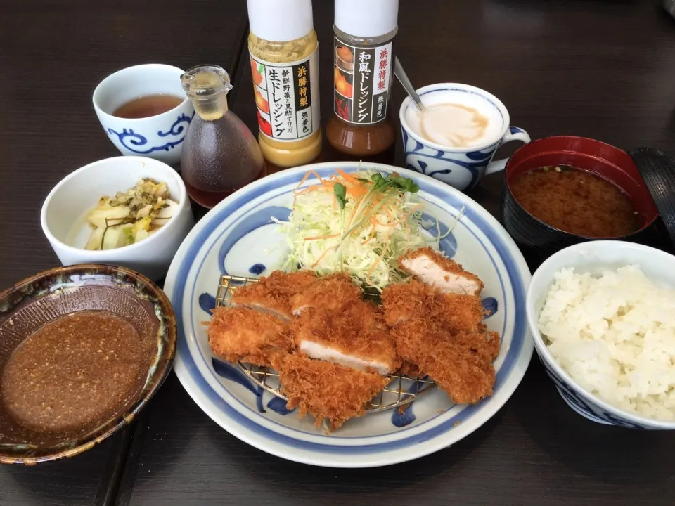 チキンカツ定食(チキンカツ、ご飯:白飯、味噌汁:赤味噌、キャベツ:千切り、お漬物:盛り合わせ)＋ドリンクバー|マロさん