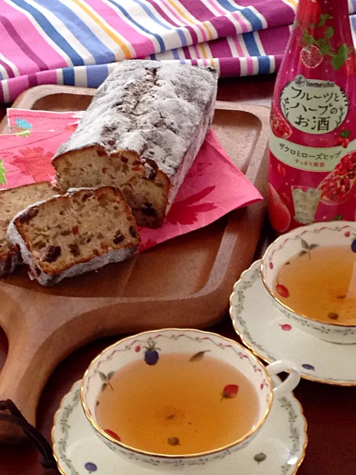 あいこ ⁎ˇ◡ˇ⁎さんの料理 シュトーレン風パウンドケーキリピリピ🎶フルーツとハーブのお酒を紅茶に入れてホットで💖|hannahさん