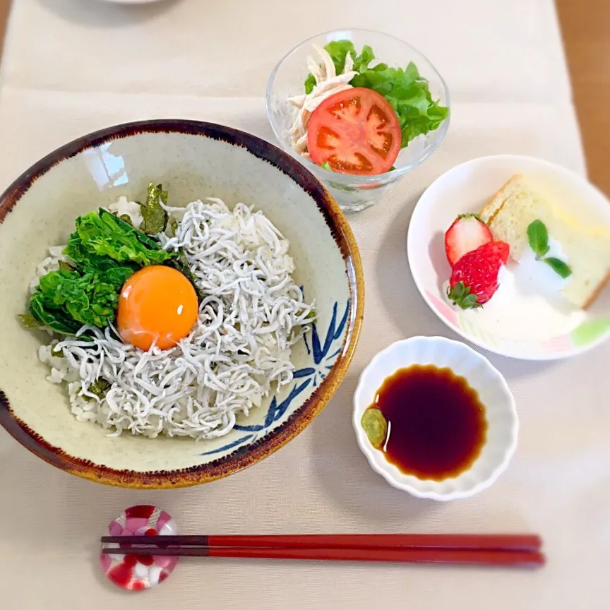 ランチ🍴（真冬だけど…春のしらす丼、サラダ、シフォンケーキ）|むぎママさん