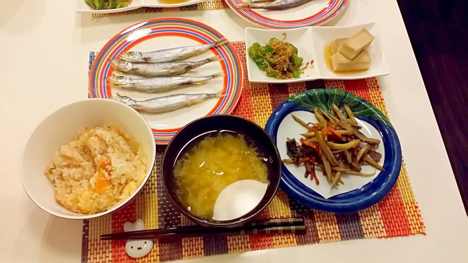 今日の夕食　子持ちししゃも、高野豆腐の煮物、ピーマンとじゃこの炒め物、舞茸入りきんぴら、トマトとツナの塩麹炊き込みご飯、玉ねぎの味噌汁|pinknari🐰🌈さん