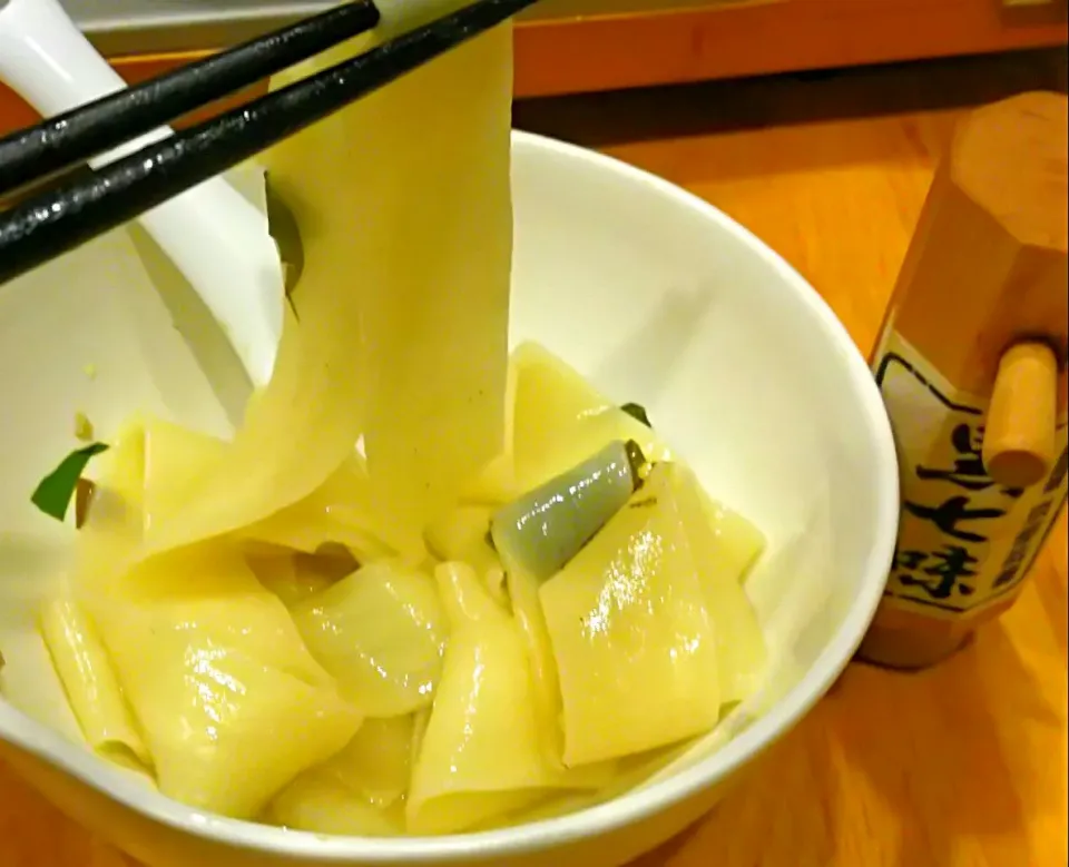 ブリや🐡や生ワカメをしゃぶしゃぶ🍲
お野菜魚介たっぷりで〆はぶっといおうどん🍜
生ワカメうまぃ🌿🌊❤|みうのすけさん