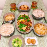 晩ごぁーんʕ•̫͡•ʕ•̫͡•ʔ•̫͡•ʔ
細切りにしたら青椒肉絲だったサムシングｗｗｗ。
やみつき胡瓜。
煮崩れた、里芋の炊いたん。
さつまいものアレ(笑)。
白菜の味噌汁。
じゃこと実山椒の炊き込みご飯、リベンジ。