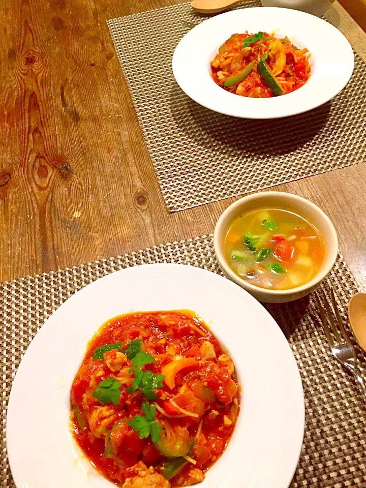 日曜日のパスタ🍝チキンと彩り野菜のトマトソース🍅ベーコンと10種類の野菜スープ🍃|まみりんごさん