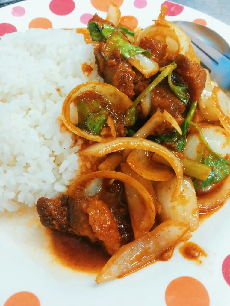 ข้าวหมูกรอบผัดน้ำพริกเผา|cherrypastellさん