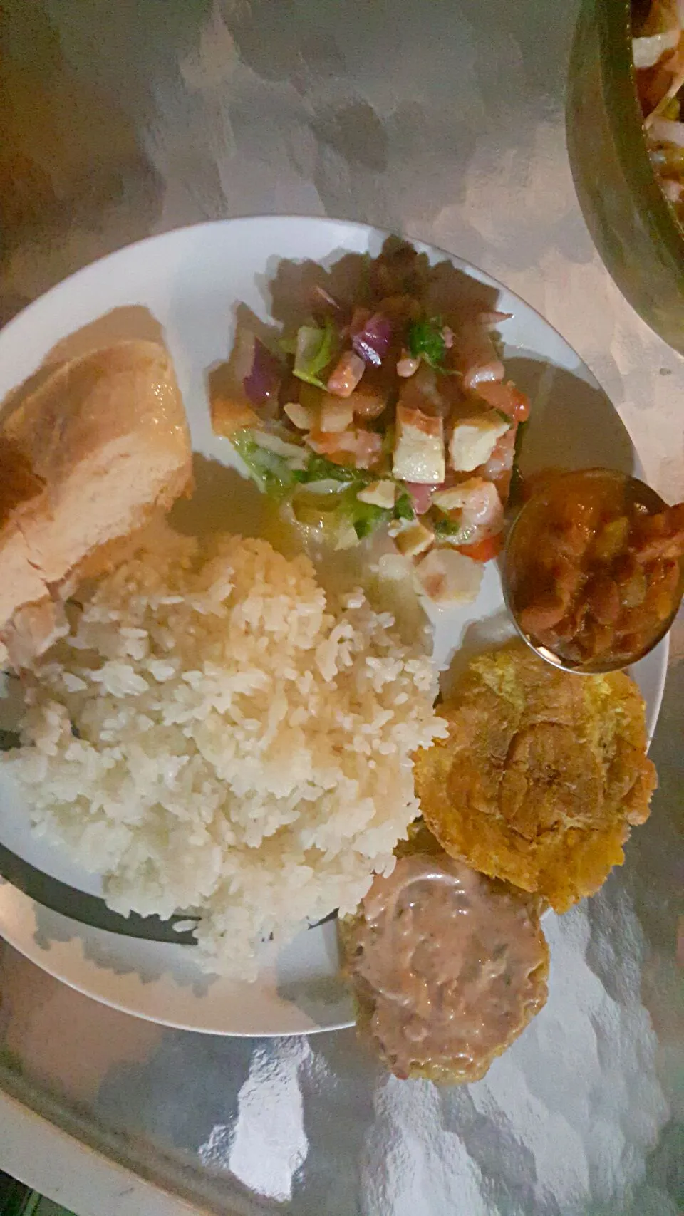 Arroz con habichuelas, ensalada de mariscos y unos ricos tostones.|Aury Mari Cruzさん