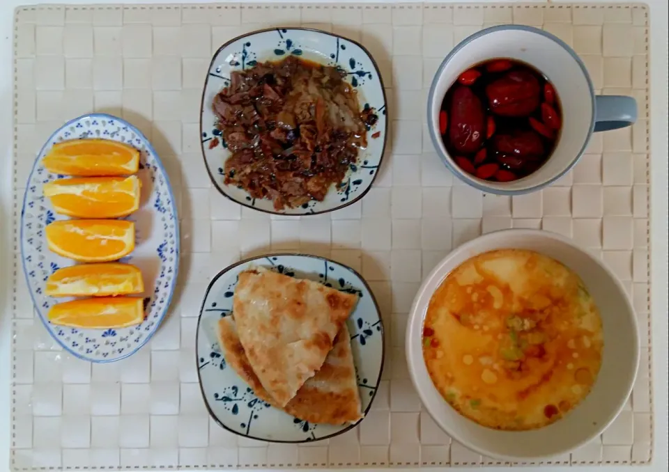 Snapdishの料理写真:Breakfast: steamed egg cake, stewed beef, Chinese date sweet soup, pancake, orange.|Liciaさん