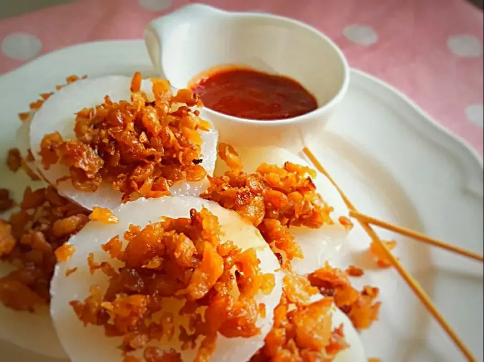 Snapdishの料理写真:a local hawker fare in Singapore.  homemade chwee kueh n chilli for lunch #somethinglight|Chua Jeanさん