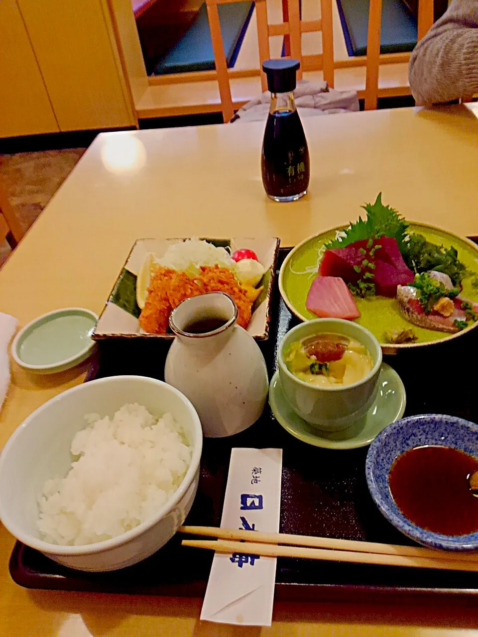 Snapdishの料理写真:きのうの外食😥刺身とカキフライと茶碗蒸しとサラダ😉１２００円也|たえさん