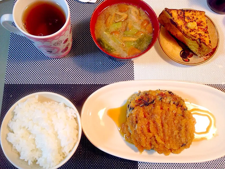 Snapdishの料理写真:豆腐ハンバーグ、厚揚げ、なめこと大根の味噌汁|りんこさん