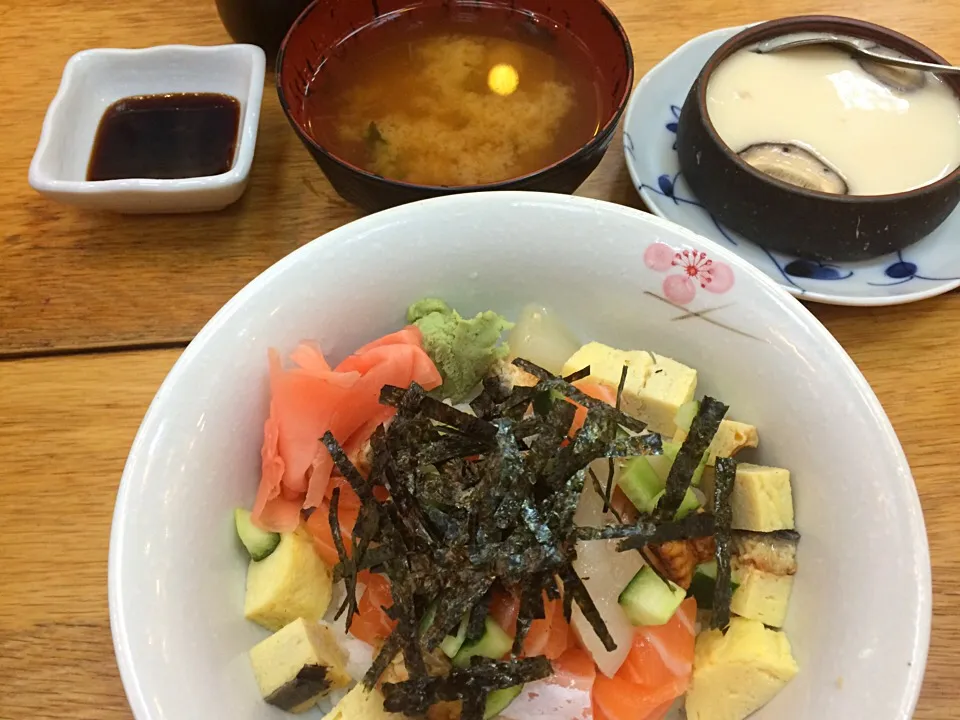 Snapdishの料理写真:Chirashi don @ Hokkaido Fish Market|Ong Sor Fernさん