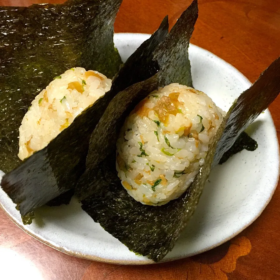 じゃこ&セロリふりかけを混ぜ込んだ朝食🍙|ぱんださん