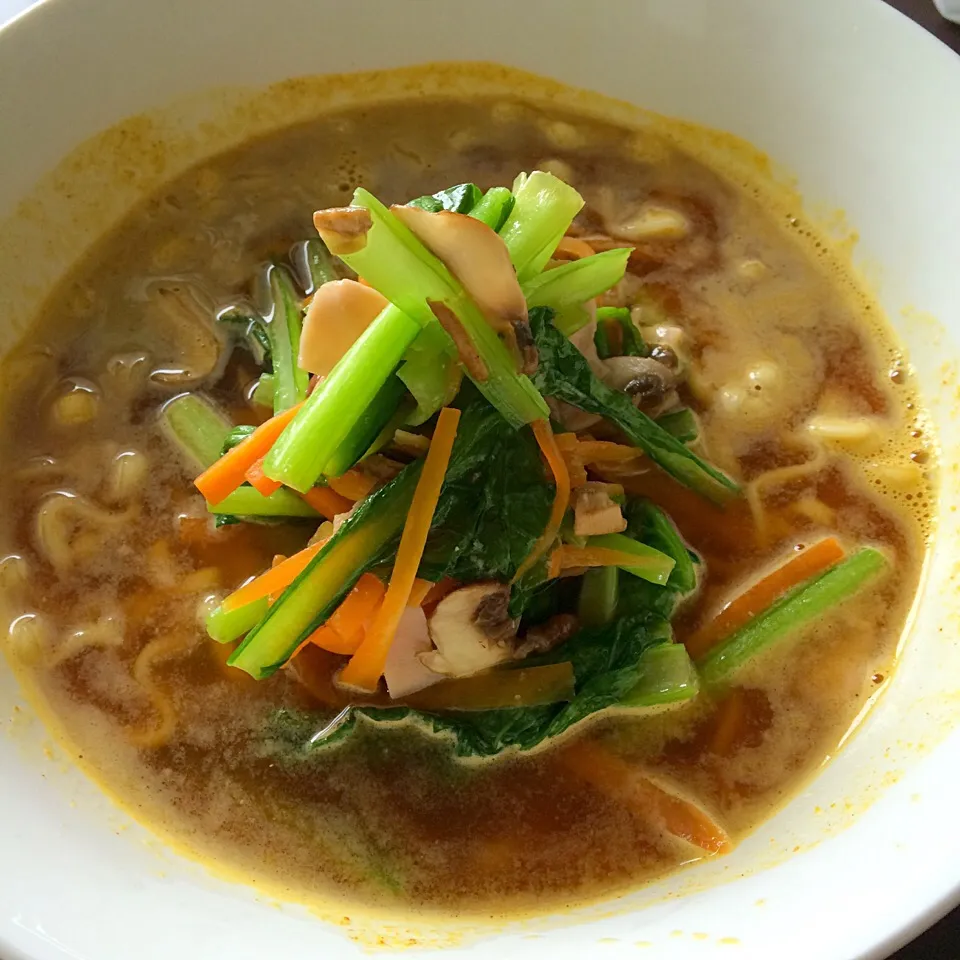 インスタントカレーうどんに野菜炒めを♪|Jean Nobyさん