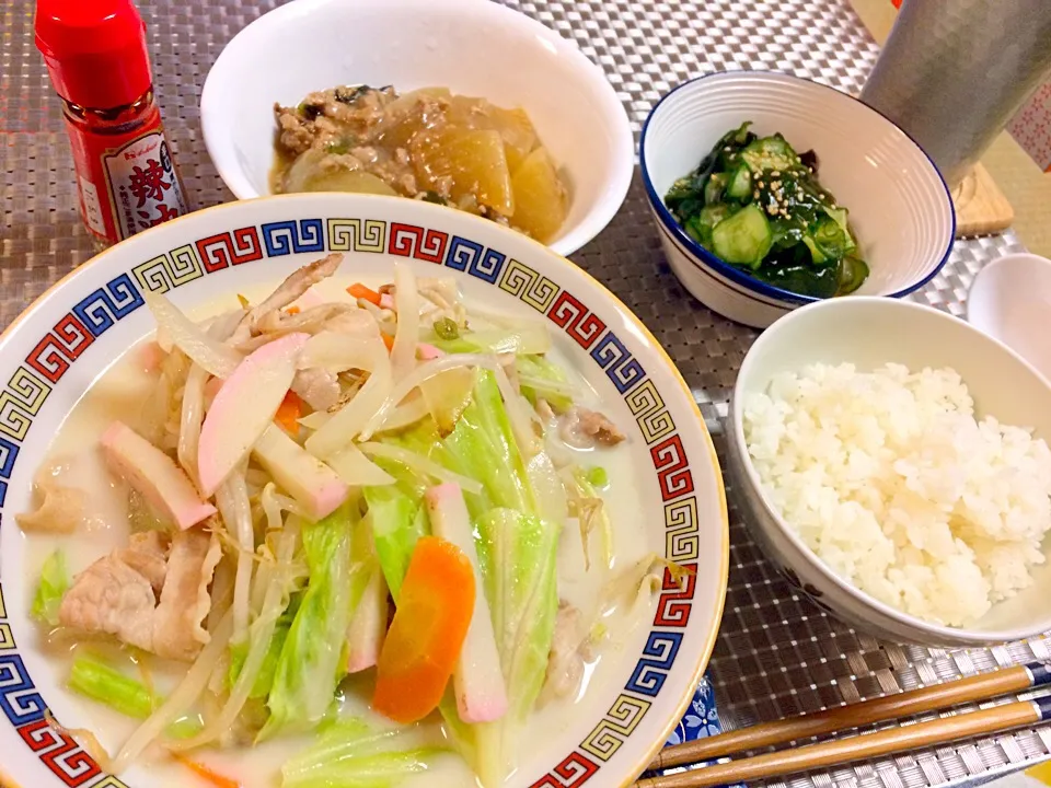 今日の晩御飯

☆野菜たっぷりちゃんぽん
☆大根のそぼろあんかけ煮
☆きゅうりとワカメの酢の物
☆ごはんちょっと(←痩せる気ない)

寒い冬にちゃんぽんイイネ👍💓|えりえいたさん