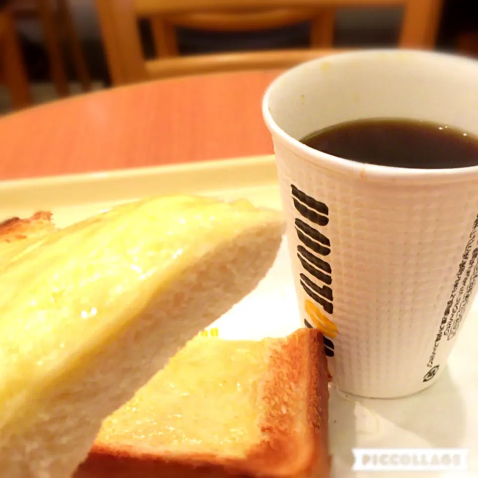 ドトールでコーヒー☕️とチーズトースト😋
今日からまた夜便で韓国です✈️|しんやさん