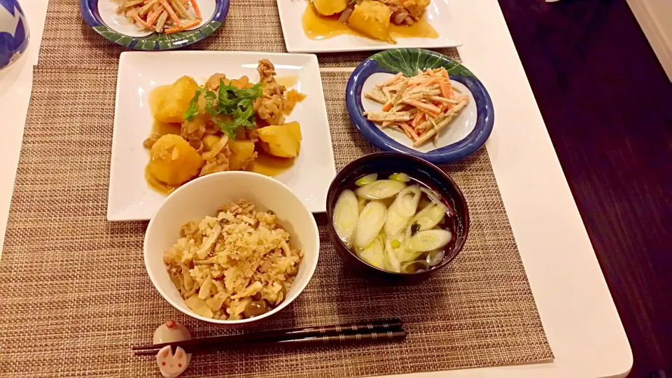 今日の夕食　肉じゃが、ごぼうサラダ、きのことツナの炊き込みご飯、ねぎとわかめの味噌汁|pinknari🐰🌈さん