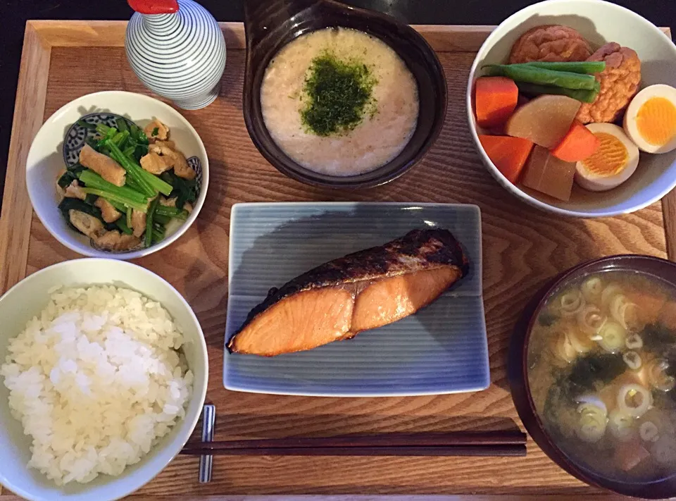 焼き鮭
魚河岸揚げの煮物
小松菜と油揚げの煮浸し
とろろ
わかめと豆腐のお味噌汁|ayumiさん