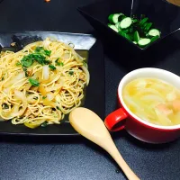 Snapdishの料理写真:ツナと大葉の和風パスタ きゅうりとわかめのすのもの コンソメスープ|ちょびさん