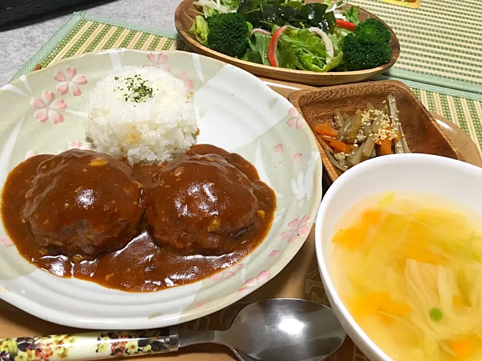 ♡夜ご飯〜煮込みハンバーグ、わかめサラダ、きんぴらごぼう、野菜たっぷりコンソメスープ〜♡|miyuさん