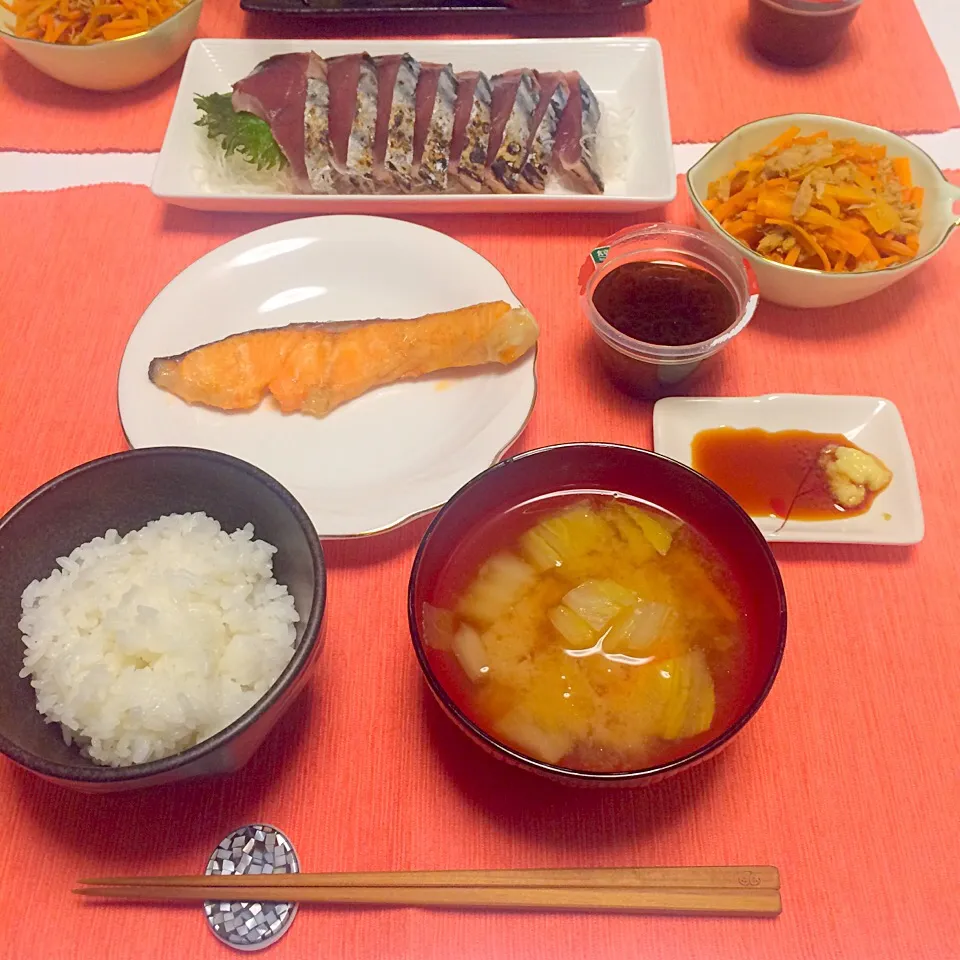 かつおのたたき
焼き鮭
にんじんツナ炒め
もずく
にんじんと白菜の味噌汁|yummさん