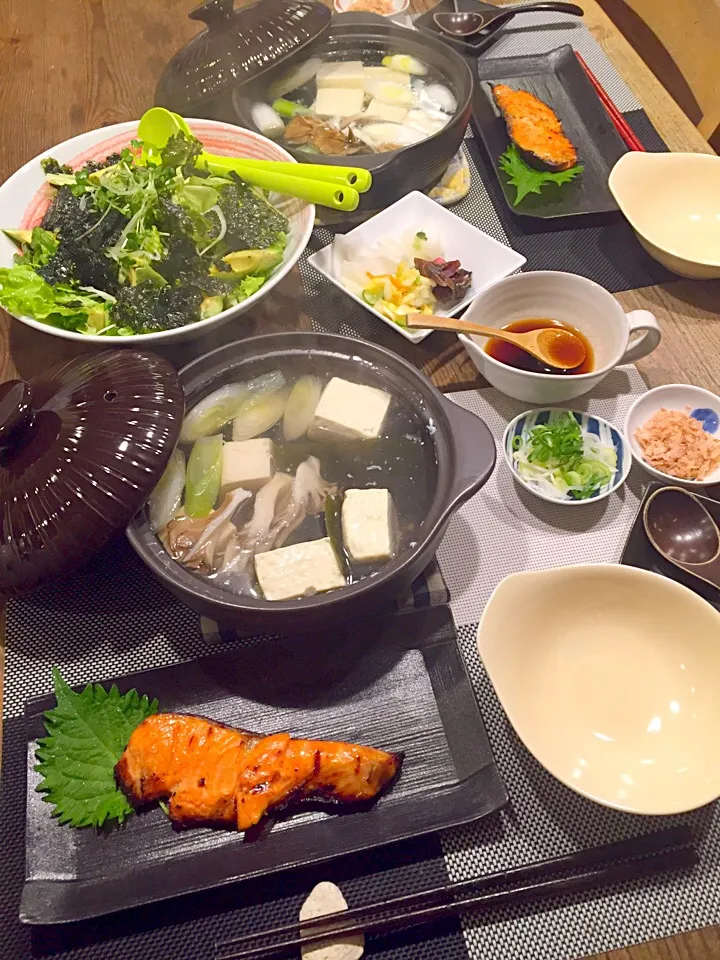 今日は湯豆腐、紅鮭の味噌漬け焼き🐟サニーレタス、キャベツ、アボカドの韓国海苔サラダ🍃お漬物💛|まみりんごさん