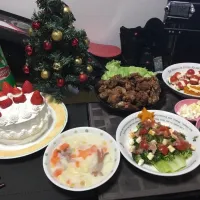 Snapdishの料理写真:クリスマス料理
鶏肉の唐揚げ
クリームシチュー
ツリーサラダ
カボチャサラダとトマトサンタ
クラッカー
クリスマスケーキ|Asahi Kanazukaさん