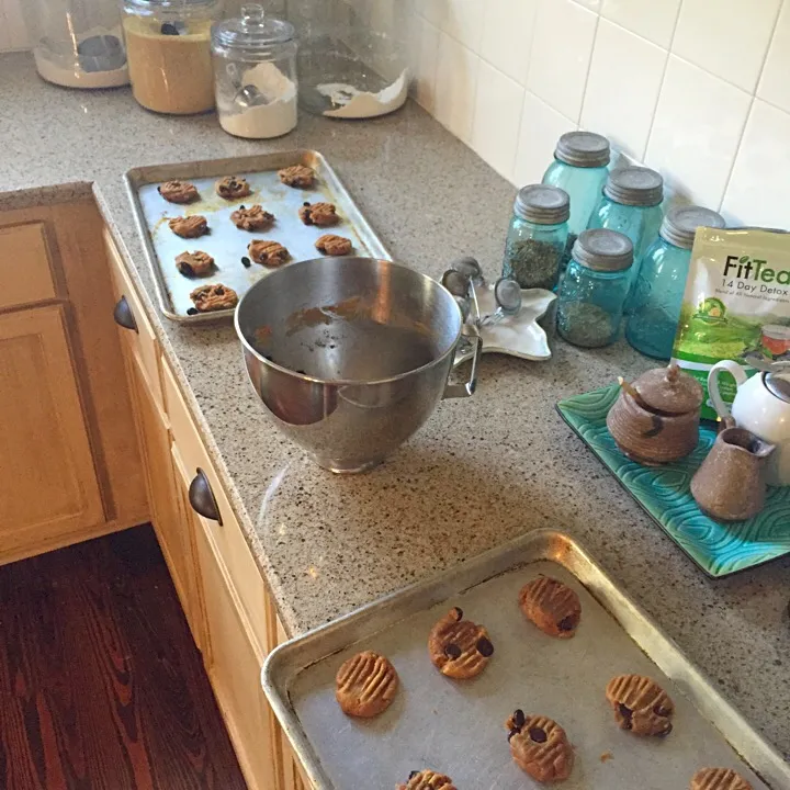 Snapdishの料理写真:Homemade chocolate chip peanut butter cookies!|Trixy Hansonさん