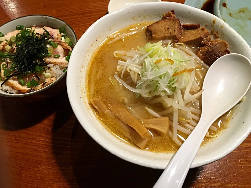 Snapdishの料理写真:味噌ラーメン 鶏たたき丼|おおさん